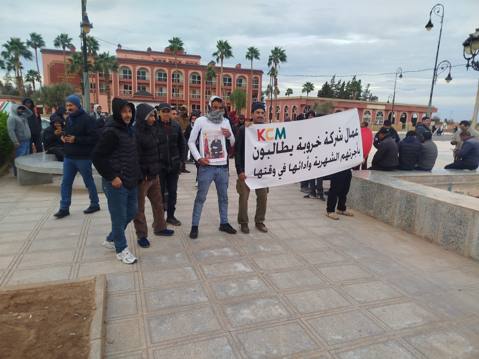 تأخر الأجور يدفع عمال شركة منجمية للاحتجاج أمام عمالة قلعة السراغنة