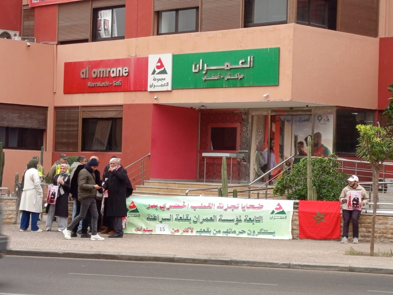 “ضحايا مشروع سكني ملكي متعثر” بـ61 مليارا يحتجون أمام مؤسسة العمران بمراكش