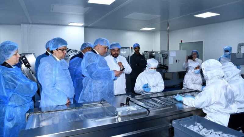 وزير الصناعة وعامل الرحامنة يدشنان معملا للمستلزمات الطبية بأكثر من 8 ملايير في سيدي بوعثمان