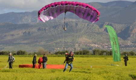 رحلة دولية بالمظلات للترويج لسياحة المغامرات في بني ملال