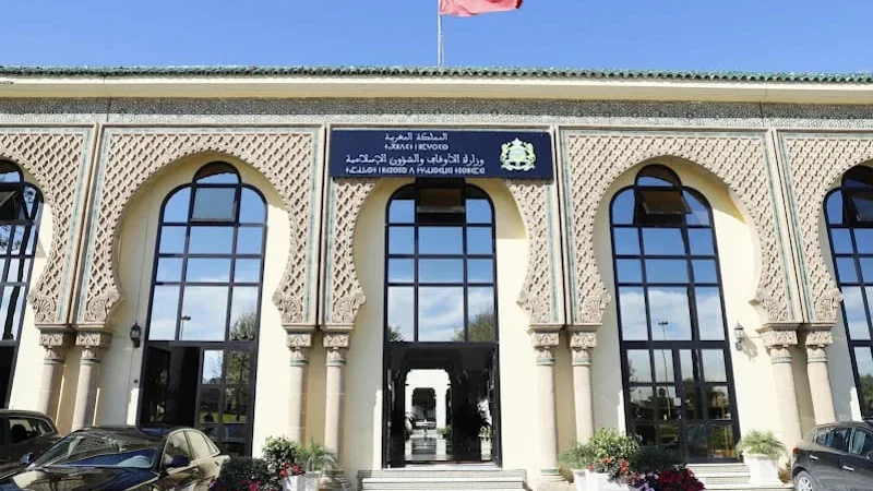 أمير المؤمنين يأمر بفتح 157 مسجدا