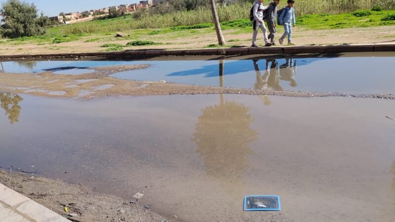 ابن جرير..أضرار بيئية وعرقلة لحركة السير بسبب اختناق مجاري الصرف الصحي بحي التقدم