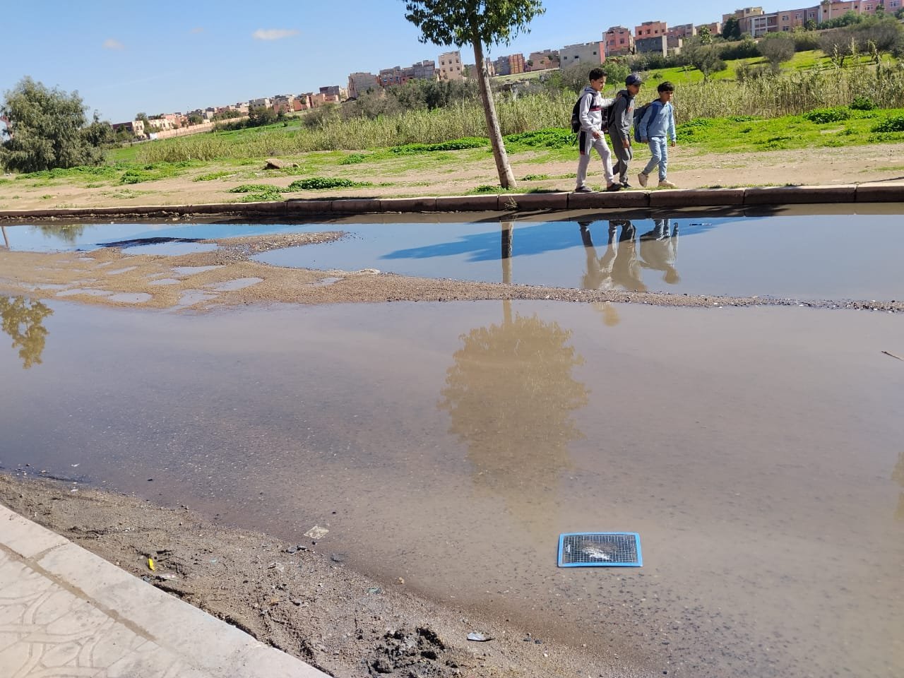 ابن جرير..أضرار بيئية وعرقلة لحركة السير بسبب اختناق مجاري الصرف الصحي بحي التقدم