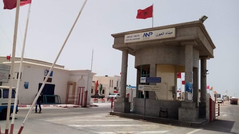 إلغاء الرحلات الجوية وإغلاق مؤقت لميناء العيون بسبب الرياح القوية