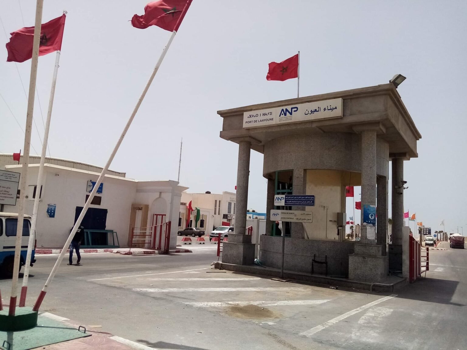 إلغاء الرحلات الجوية وإغلاق مؤقت لميناء العيون بسبب الرياح القوية