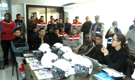 حملة تحسيسية لتشجيع سائقي الدراجات النارية على ارتداء الخوذات الواقية بمراكش