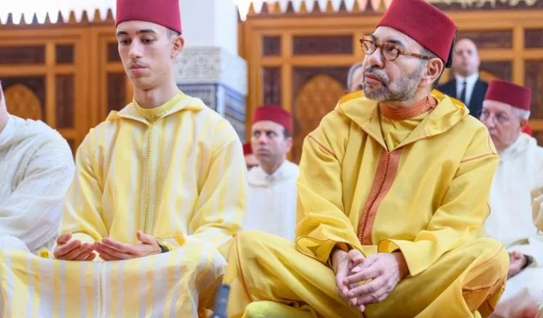 أمير المؤمنين يؤدي صلاة عيد الفطر بالرباط