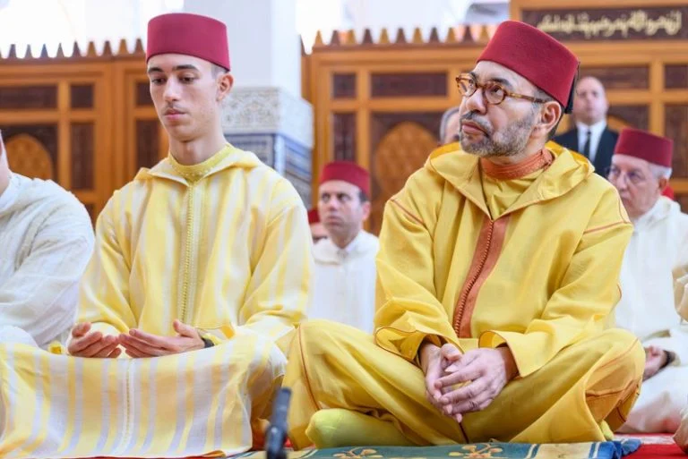 أمير المؤمنين يؤدي صلاة عيد الفطر بالرباط