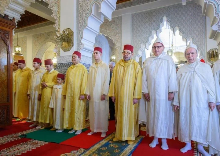 أمير المؤمنين يؤدي صلاة عيد الفطر ويتقبل التهاني