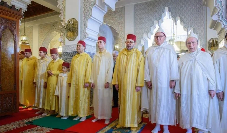 أمير المؤمنين يؤدي صلاة عيد الفطر ويتقبل التهاني