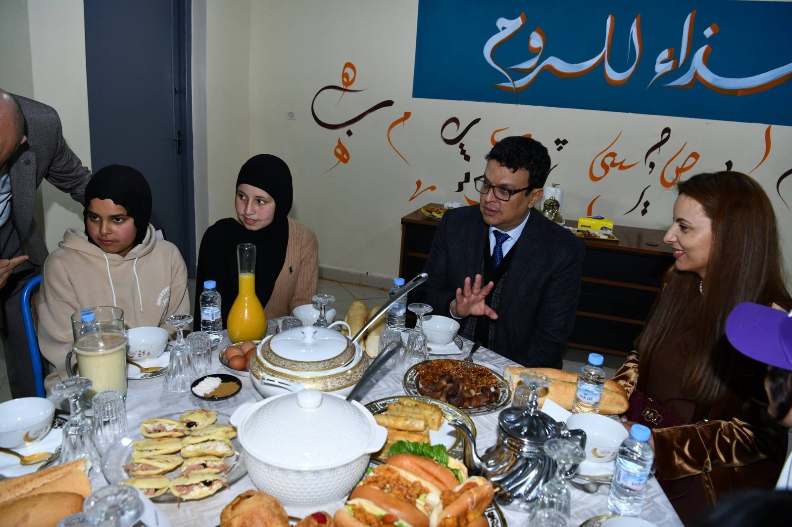 مبادرة إنسانية..عامل الرحامنة يشارك الإفطار مع نزيلات دار الطالبة بأولاد حسون ـصور