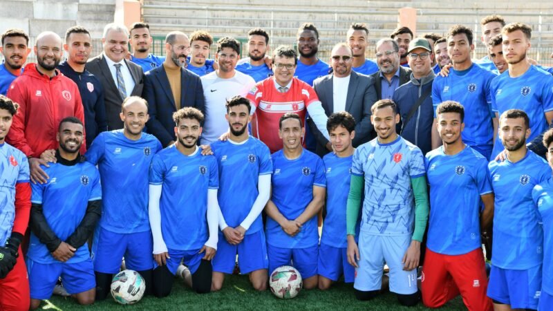 عامل الرحامنة يقوم بزيارة تحفيزية لفريق شباب ابن جرير ـصور