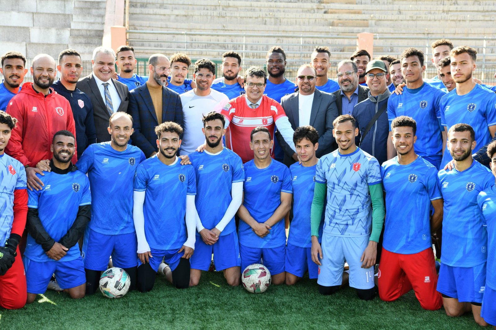 عامل الرحامنة يقوم بزيارة تحفيزية لفريق شباب ابن جرير ـصور