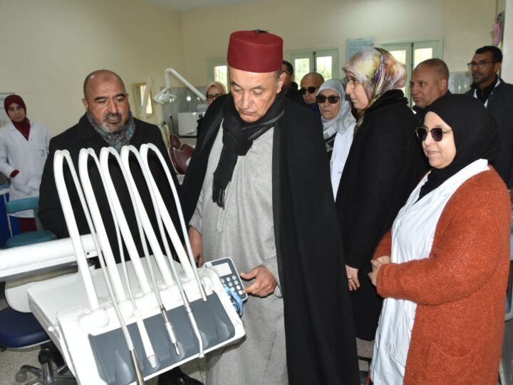 عامل قلعة السراغنة يوزع كراسٍ متحركة على ذوي الاحتياجات الخاصة