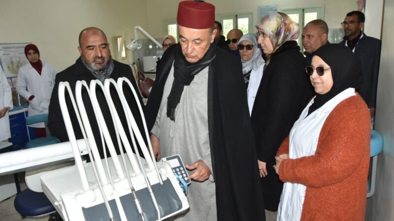 عامل قلعة السراغنة يوزع كراسٍ متحركة على ذوي الاحتياجات الخاصة