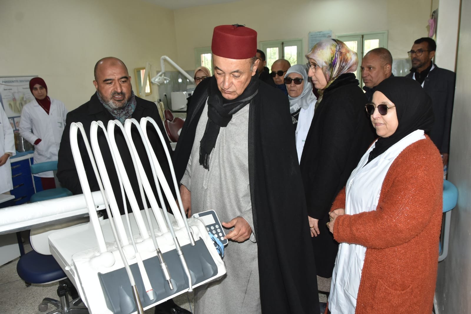 عامل قلعة السراغنة يوزع كراسٍ متحركة على ذوي الاحتياجات الخاصة