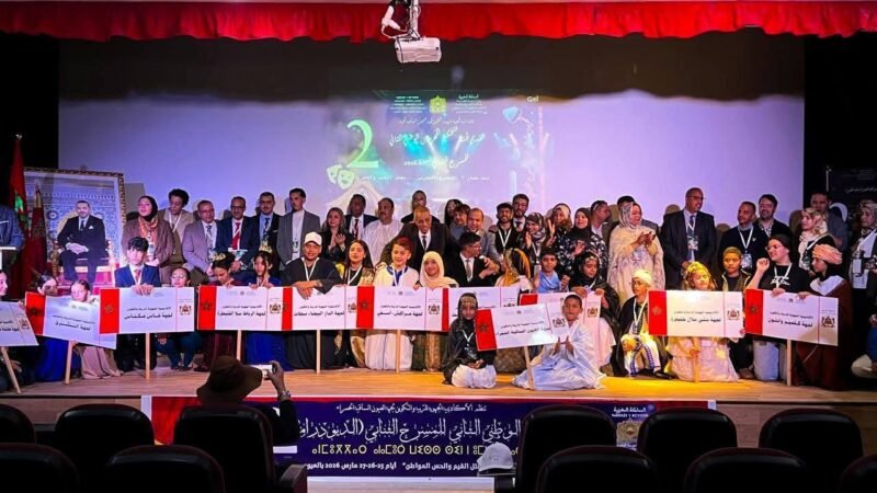 “حين تكلمت الصحراء” تفوز بالجائزة الكبرى للمهرجان الوطني للمسرح الثنائي بالعيون