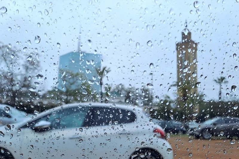 نشرة إنذارية: زخات رعدية قوية وبرَد