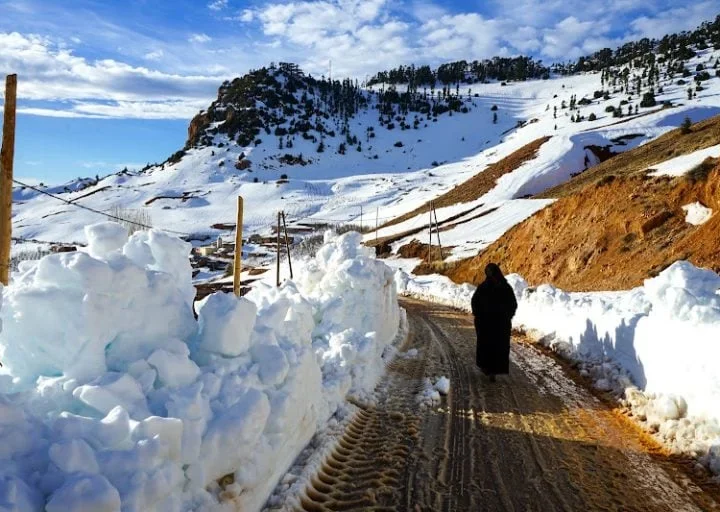 طقس اليوم الجمعة..أمطار رعدية وثلوج بالمغرب