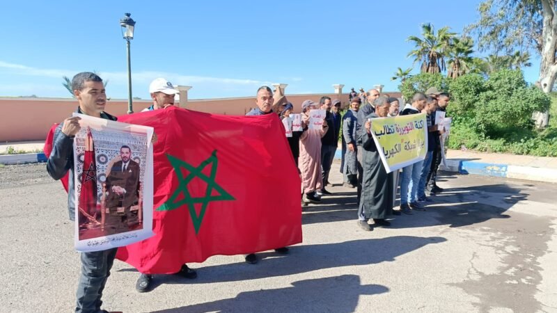 الرحامنة..أولاد بنعنو يحتجون أمام العمالة للمطالبة بالخدمات الأساسية