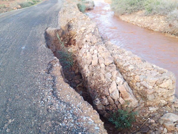 فضيحة..انهيار طريق حديثة الإنشاء بـ479 مليون يثير الاستنكار بالرحامنة ـصور