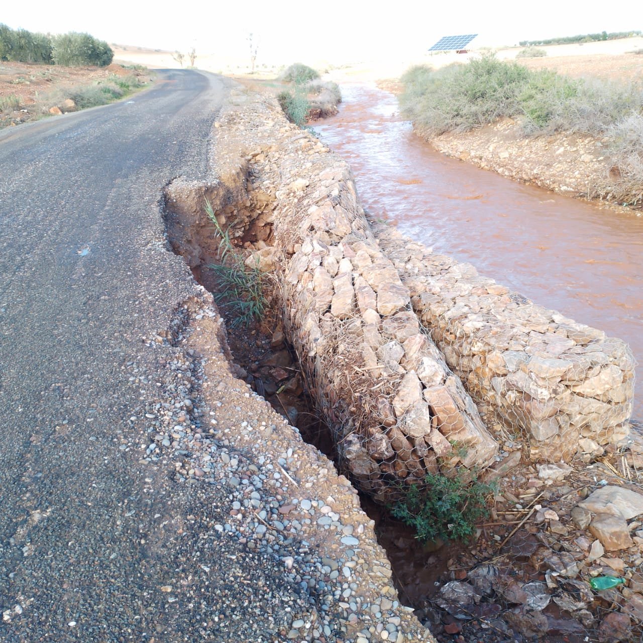 فضيحة..انهيار طريق حديثة الإنشاء بـ479 مليون يثير الاستنكار بالرحامنة ـصور