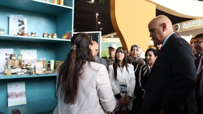 الكاتب العام لوزارة الفلاحة يزور رواق معهد الحسن الثاني للزراعة والبيطرة