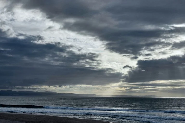 طقس اليوم الاثنين..سماء غائمة ورياح