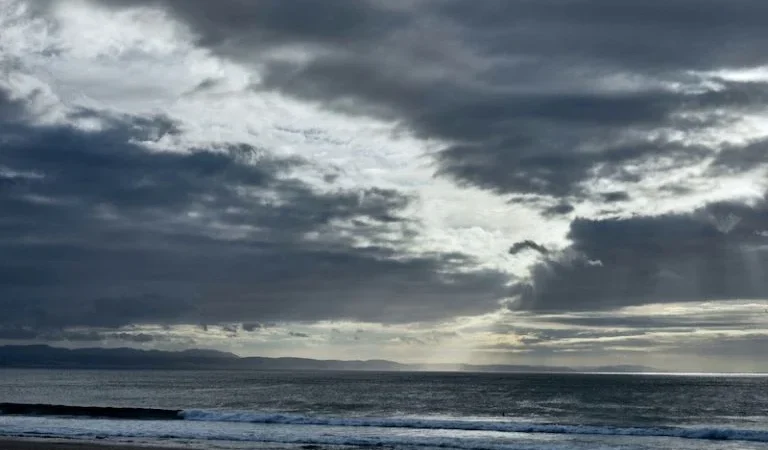 طقس اليوم الجمعة..سحب وأمطار جد خفيفة