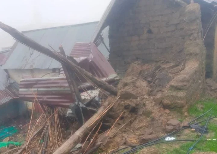 فاجعة..مصرع طفل واصابة شقيقه في انهيار منزل طيني بالسراغنة