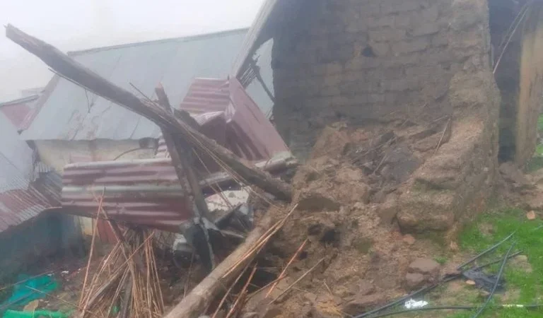 فاجعة..مصرع طفل واصابة شقيقه في انهيار منزل طيني بالسراغنة