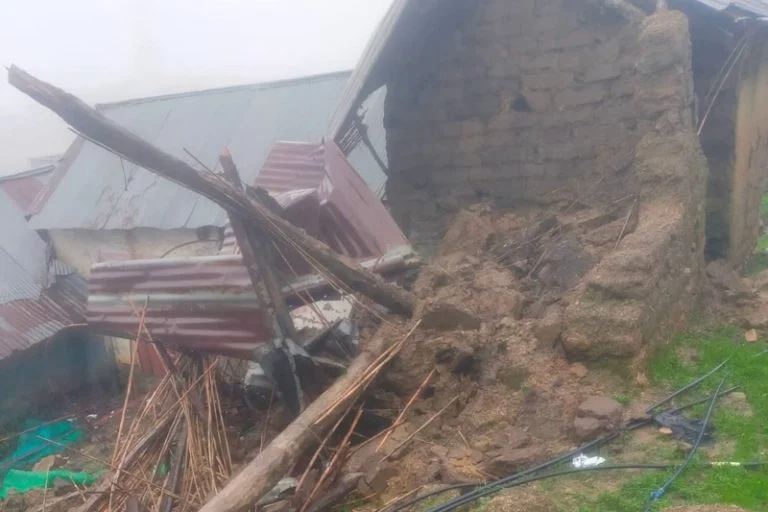 فاجعة..مصرع طفل واصابة شقيقه في انهيار منزل طيني بالسراغنة