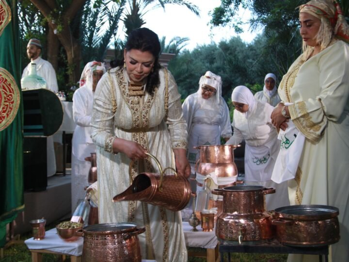 أمسية فنية تحتفي بتقطير ماء الزهر بمراكش