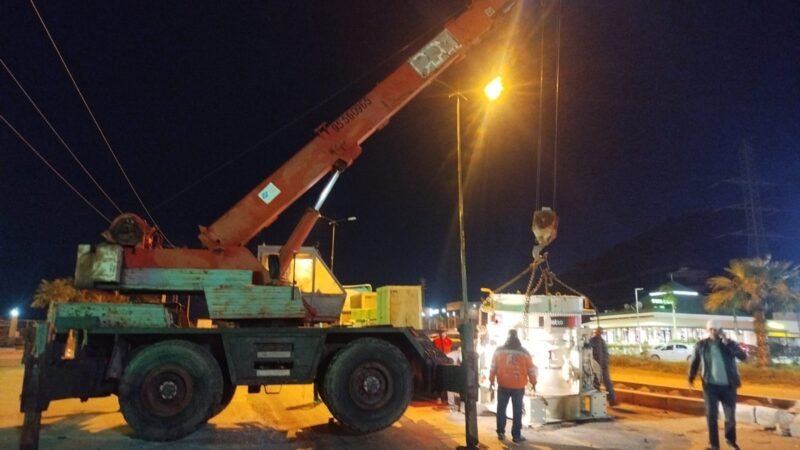 سقوط آلة ضخمة يستنفر سلطات قلعة السراغنة ـصور