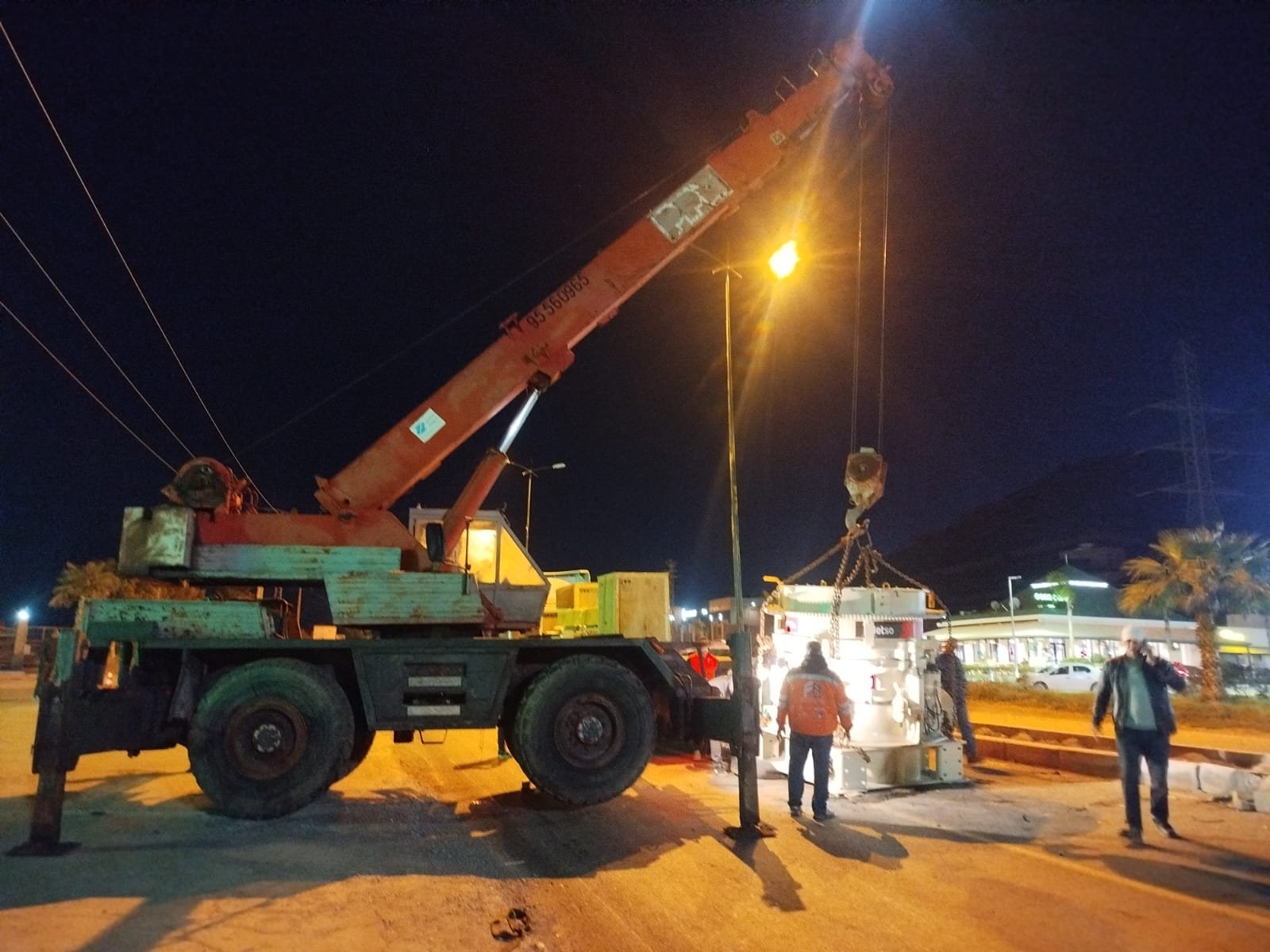 سقوط آلة ضخمة يستنفر سلطات قلعة السراغنة ـصور