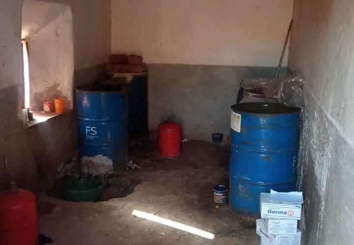 حجز 1800 لتر من “الماحيا” خلال مداهمة معمل سري للمسكرات ضواحي قلعة السراغنة