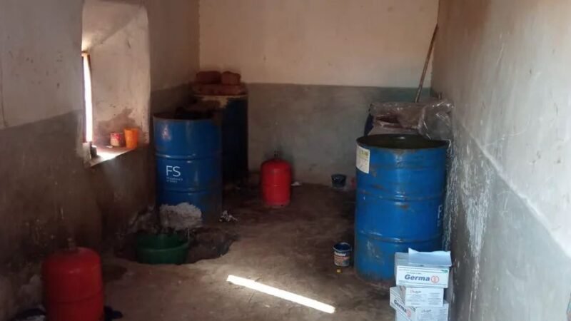 حجز 1800 لتر من “الماحيا” خلال مداهمة معمل سري للمسكرات ضواحي قلعة السراغنة