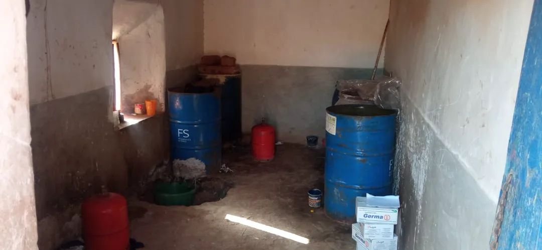 حجز 1800 لتر من “الماحيا” خلال مداهمة معمل سري للمسكرات ضواحي قلعة السراغنة