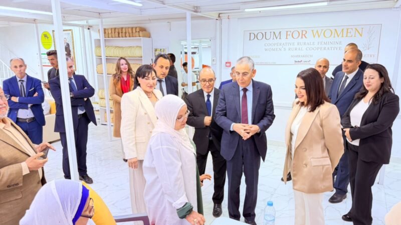 والي مراكش يزور تعاونية نسائية