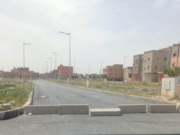 فضيحة عمرانية..منعش عقاري ينجز طرقا بتجزئة بعد سقوط الترخيص القانوني بابن جرير