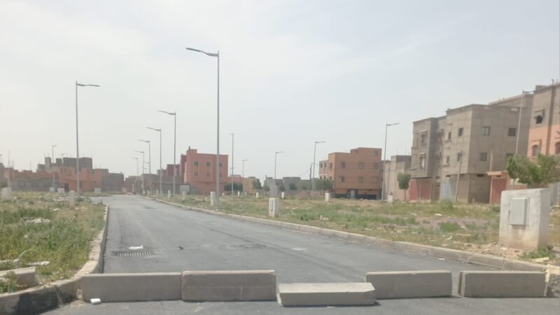 فضيحة عمرانية..منعش عقاري ينجز طرقا بتجزئة بعد سقوط الترخيص القانوني بابن جرير