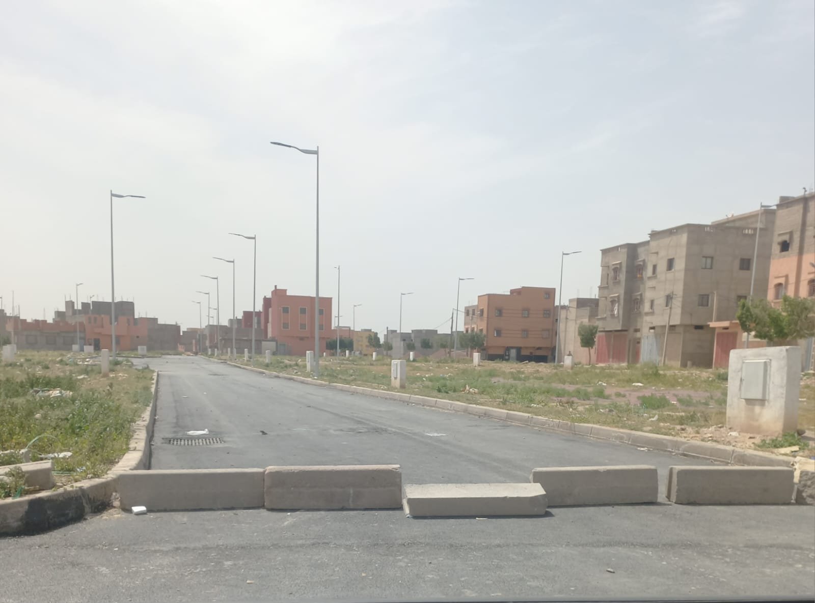 فضيحة عمرانية..منعش عقاري ينجز طرقا بتجزئة بعد سقوط الترخيص القانوني بابن جرير