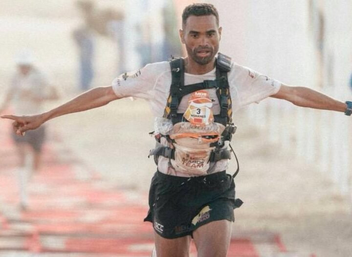 العداء المغربي محمد المرابطي يفوز بماراطون الرمال