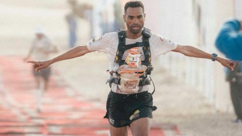 العداء المغربي محمد المرابطي يفوز بماراطون الرمال