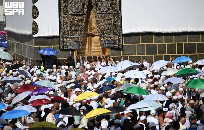 الحجاج يؤدون طواف الوداع
