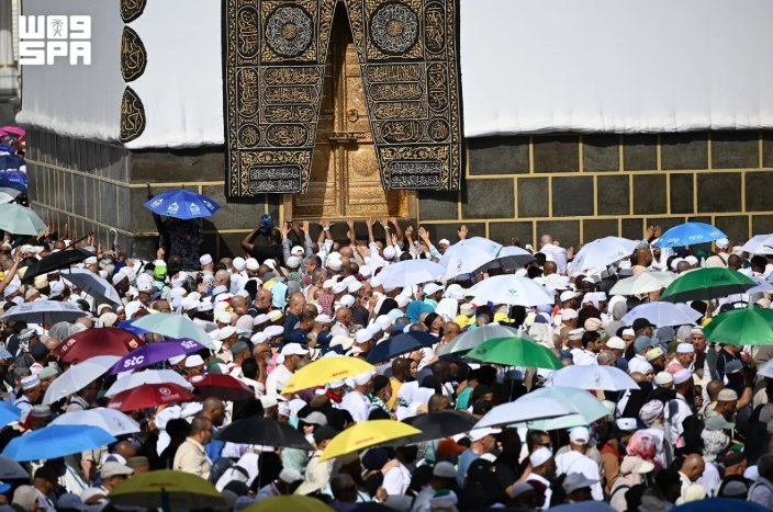 الحجاج يؤدون طواف الوداع