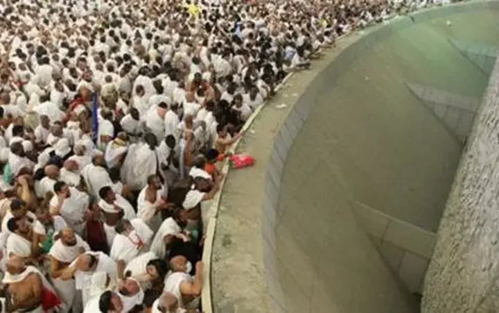 الحجاج يرمون الجمرات في أول أيام التشريق