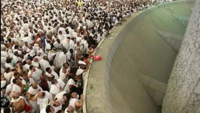 الحجاج يرمون الجمرات في أول أيام التشريق