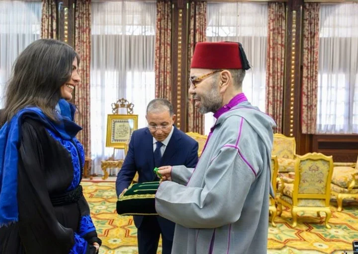الملك محمد السادس يوشح المتسلقة نوال صفنضلة بوسام المكافأة الوطنية