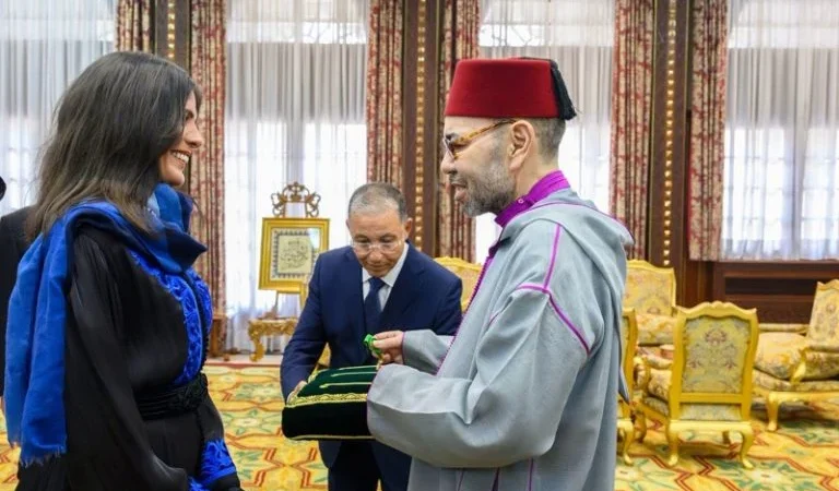 الملك محمد السادس يوشح المتسلقة نوال صفنضلة بوسام المكافأة الوطنية